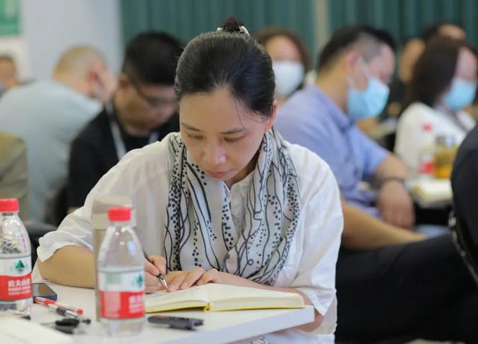 恒彩装饰大学讲堂现场