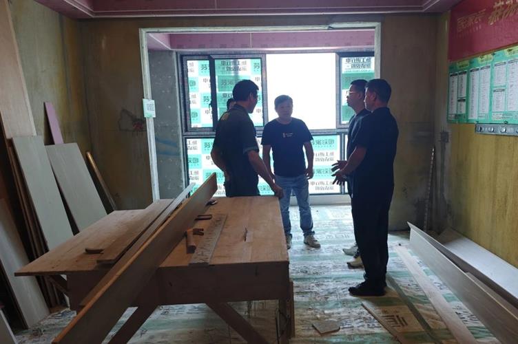 恒彩家装质量与服务铸就口碑木工施工中.jpg